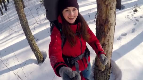 Szczęśliwy dziewczyna aktywnych w zimowym lesie robienia zdjęć selfie. — Wideo stockowe