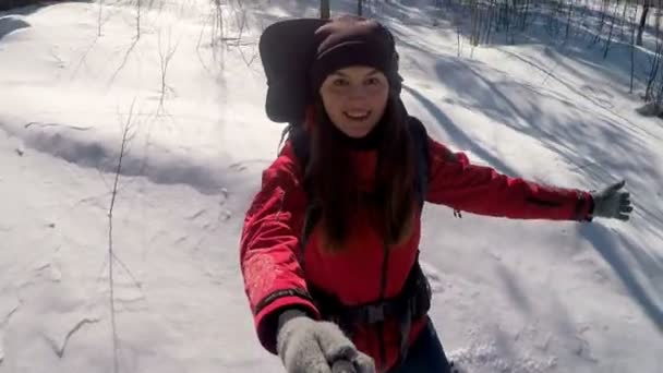 Attraente escursionista a piedi nella foresta invernale con macchina fotografica . — Video Stock