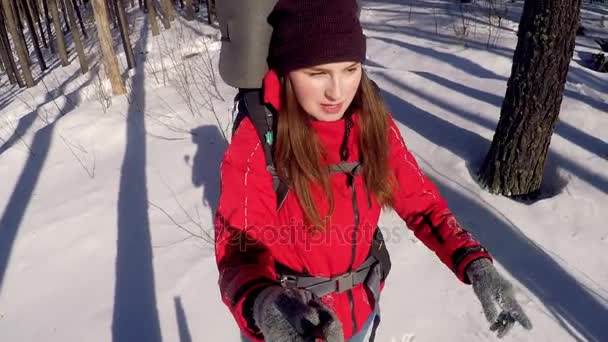 Cheerful smiling positive tourist walking in a deep snow takinh selfie. — Stock Video