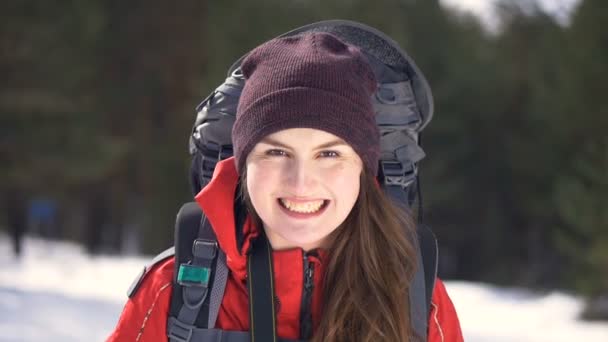 Pretty tourist girl looking at camera and smiling. — Stock Video