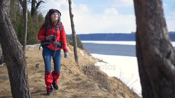 Ung, aktiv, lykkelig kvinne på fjelltur som tar bilder med fotokamera . – stockvideo