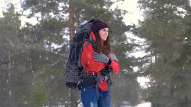 Toerist in een frosty weer koud onder de sneeuw. — Stockvideo