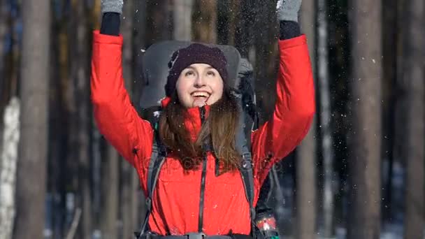 Rindo jovem menina joga neve para cima . — Vídeo de Stock