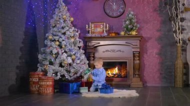 Açılış yakışıklı Noel akşamı sunar. HD.