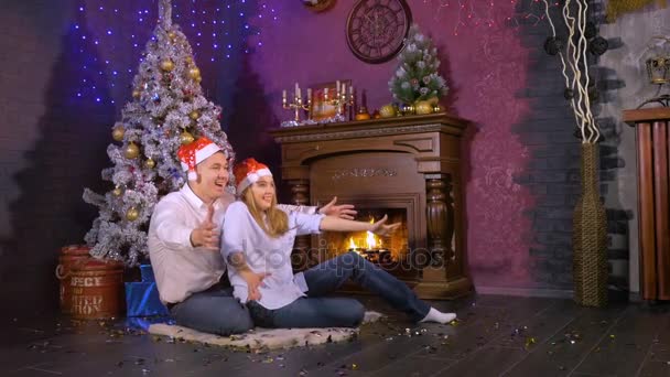 Glückliche Mama und Papa umarmen ihren Sohn in der Nähe des Weihnachtsfeuers. Zeitlupe. — Stockvideo