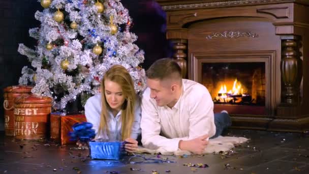 El joven sorprende a su novia con un regalo de Navidad en la víspera de Navidad. HD . — Vídeos de Stock