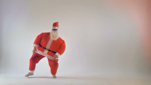 Смешной толстый Санта Клаус танцует на белом фоне. 4K . — стоковое видео