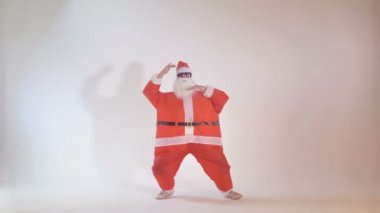 Bir genç olarak dans neşeli Noel Baba. 4k.