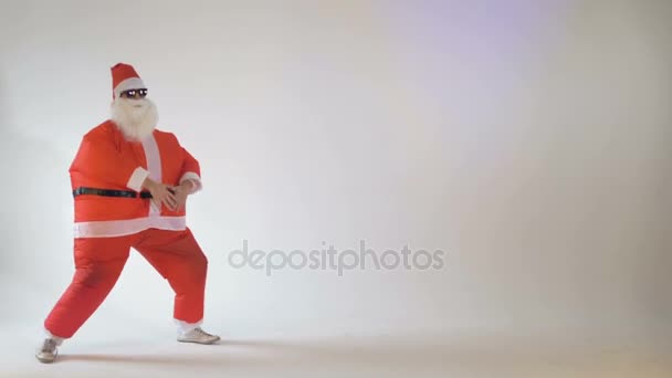Молодший смішні тонких Санта-Клауса танцюють і веселяться. — стокове відео