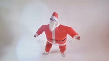 Noel Baba eğleniyor komik dans yapma beyaz bir arka plan üzerinde taşır. 4k.