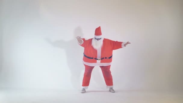 Santa sportman lopen op handen. 4k. — Stockvideo