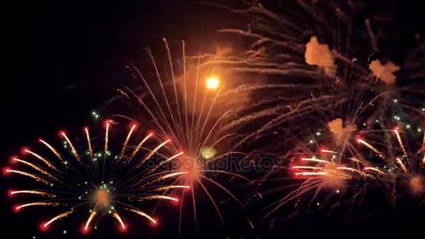 Navidad fuegos artificiales celebración de Año Nuevo. 4K . — Vídeo de stock