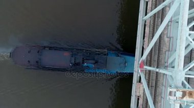 Köprünün altında hareketli bir kargo teknenin yüksek açı.