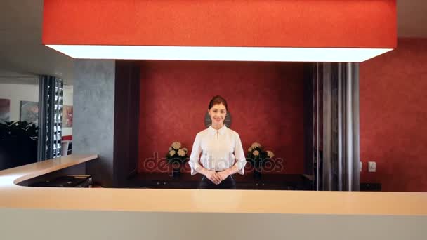 Meisje bij de receptie glimlachend en sleutelkaart te geven. Lobby van het Hotel. — Stockvideo
