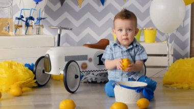 Küçük bir çocuk fotoğraf stüdyo sahne ile çalış.