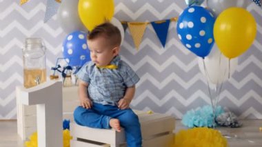 Bir çocuk plastik bir numaralı pervane düşme yapar.