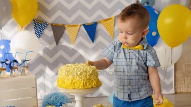 Pasta lekeler yüzünde ile bir yürümeye başlayan çocuk.