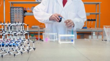 Kimyasallar ile bir çocuk bilim adamı deneyler.