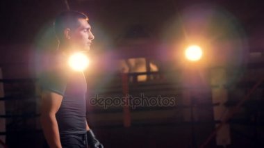 Kendine güvenen adam Boks ringi ileriye Close-Up.