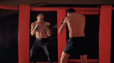 MMA savaşçı rakip bir mma yüzük yere aşağı sonra nakavt yumruk atar. 4k.