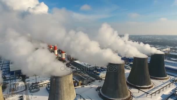 Industriella lampglas kasta rök i himlen. Luftföroreningar koncept. — Stockvideo