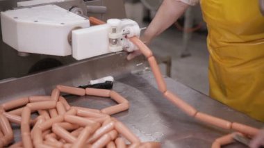 Sanayi üretimi sosis. Gıda fabrika ekipmanları.