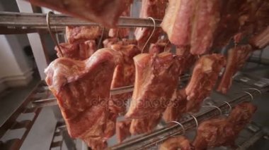 Bir depolama raf gıda fabrikası'nda, Domuz kaburga ızgara. Dolly vurdu.