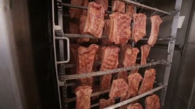 Izgara kaburga, et ürünleri gıda fabrikasında smokehouse raf.