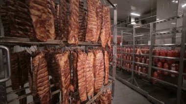 Sosis, ızgara kaburga, et ürünleri gıda fabrikasında bir depolama raf. Geniş çekim.