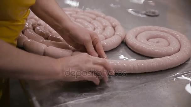 Виробництво ковбас у м'ясопромисловості. крупним планом . — стокове відео
