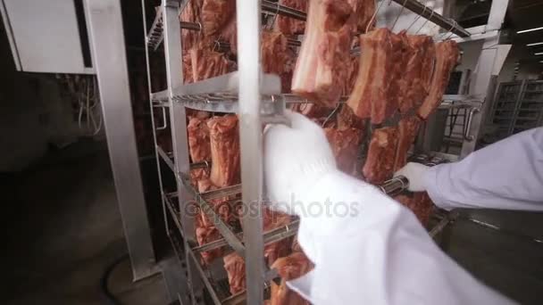 Slager gestoken smokehouse varkensribbetjes. — Stockvideo