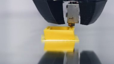 3d modeli modern 3d yazıcı tarafından oluşturulması. Yakın çekim. 4k.