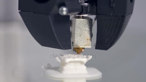 Close-up van het 3D-model maken op een moderne 3D-printer. 4k. — Stockvideo