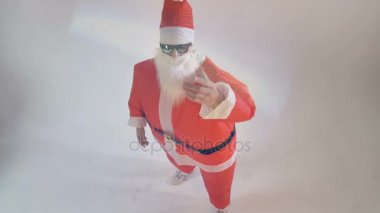 Noel Baba sanatçı görüntüleyiciyi dansa davet ediyor..