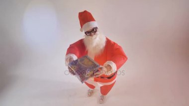 Noel Baba hediye ve gülümsüyor sunar.
