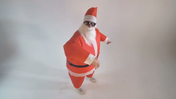 Santa in zonnebril maakt wenkende gebaren. Uitnodiging Concept. — Stockvideo