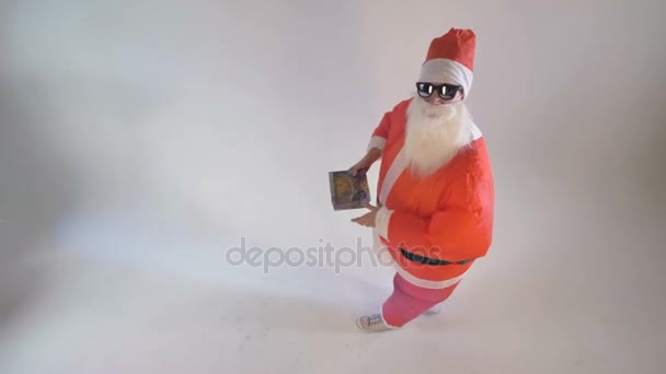 Weihnachtsmann schüttelt sich und bietet eine Geschenkbox an.