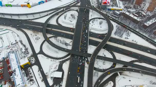 Una concurrida intersección de carreteras en las afueras en una vista alta . — Vídeos de Stock