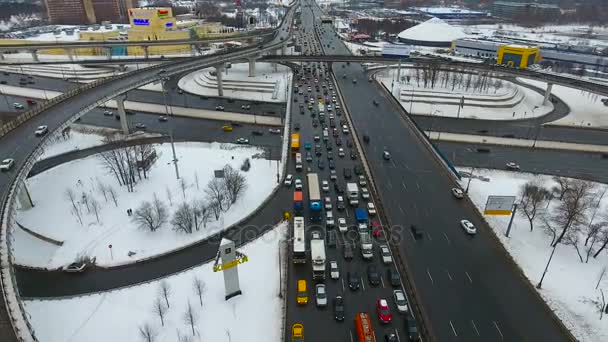 在城市郊区的一条拥挤的道路上的变焦镜头. — 图库视频影像