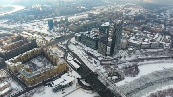 Una vista aerea su un quartiere della città in inverno . — Video Stock