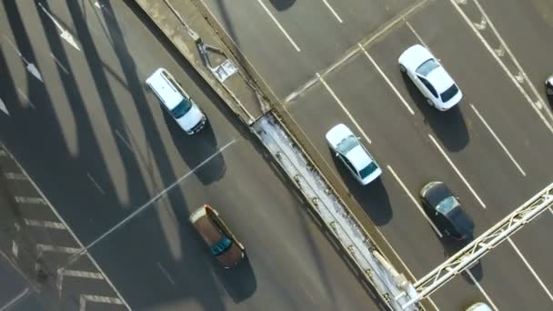 Une vue de dessus sur une bande médiane de route . — Video