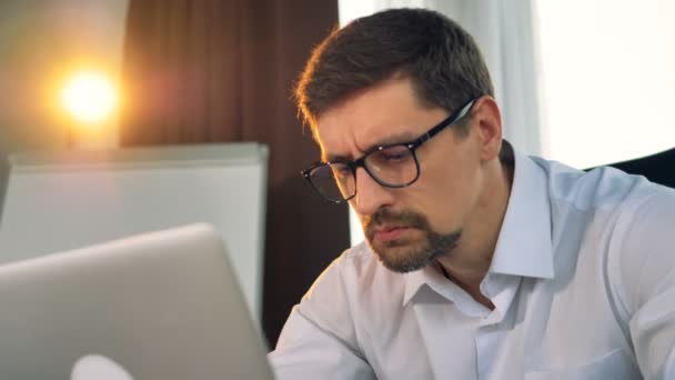 Una cara de hombre de negocios barbudo mientras trabaja . — Vídeos de Stock