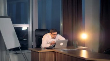 Bir işadamı bir zafer yapar danstan sonra başarılı çalışmalar.