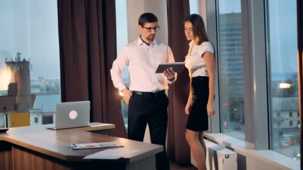 Een zakenvrouw sluit zich aan bij een zakenman voor discussie in moderne kantoren. — Stockvideo