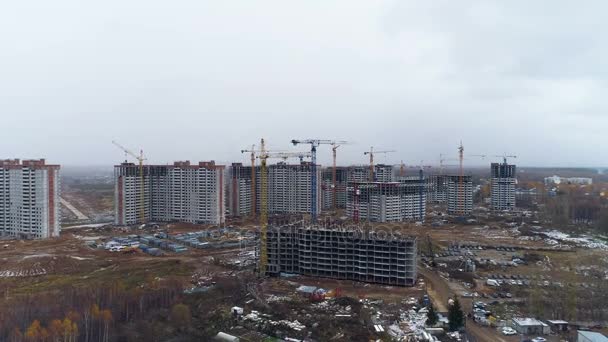 Una vista aérea sobre la construcción de un distrito residencial . — Vídeo de stock