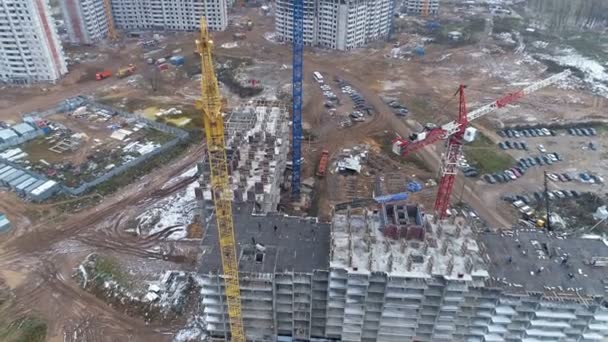 Una vista alejada de los pequeños constructores en el trabajo . — Vídeo de stock