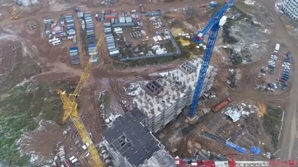 Een roterende uitzicht op een grote bouwplaats en haar faciliteiten. — Stockvideo