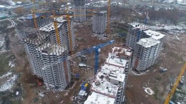 Kule Vinç ve kar yağışı altında yarım kalmış binaların.