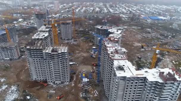 Still unfinished apartment buildings near a busy road. — Stock Video