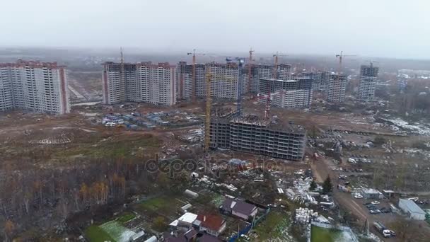 Una vista de un proyecto de construcción inacabado en un borde de las ciudades . — Vídeos de Stock